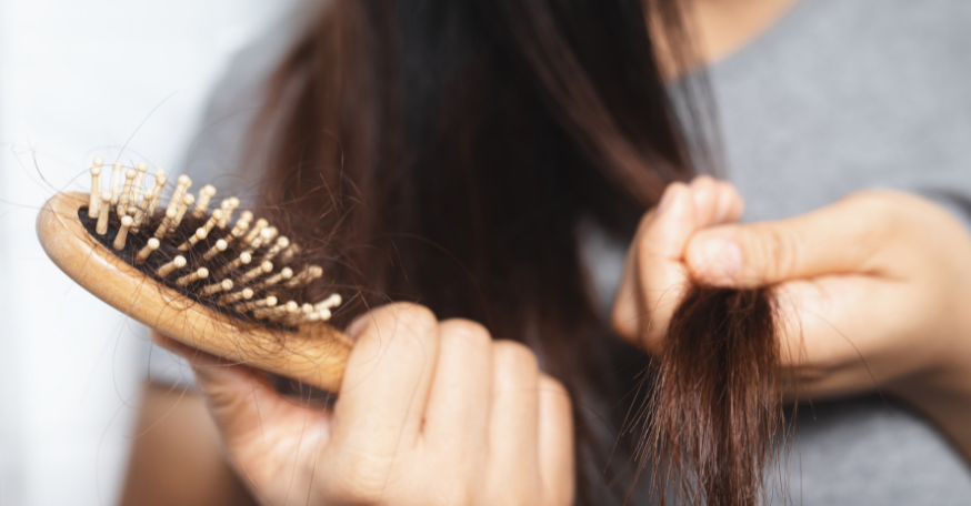 Capelli che cadono in autunno: perché succede?